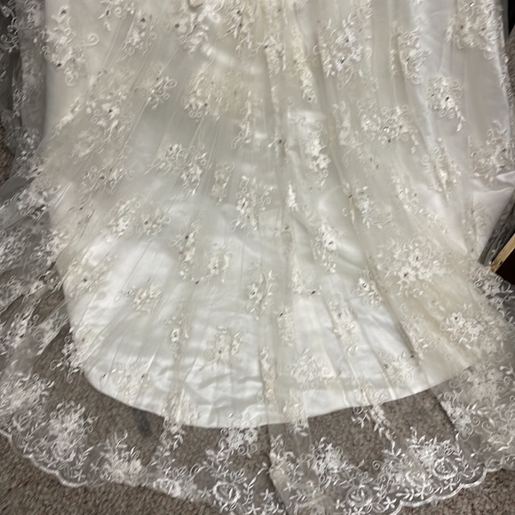 Wedding dress - Picture 9 of 11